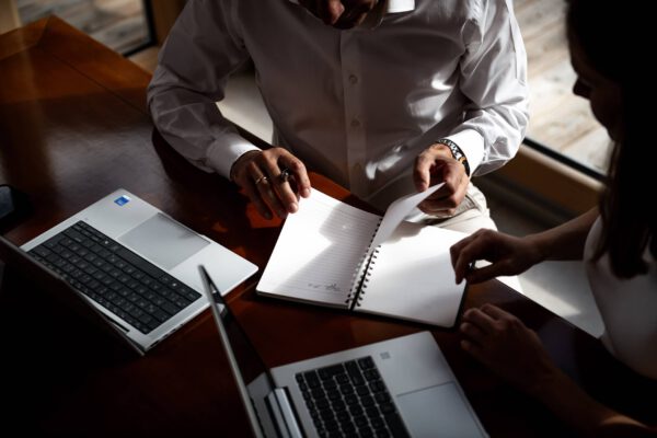 business-reportage-beratung-am-tisch-bayern-jackscorner